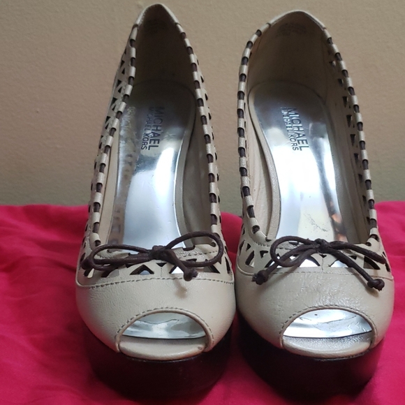 Michael Kors peep toe heels with laser cut detail - Picture 2 of 7